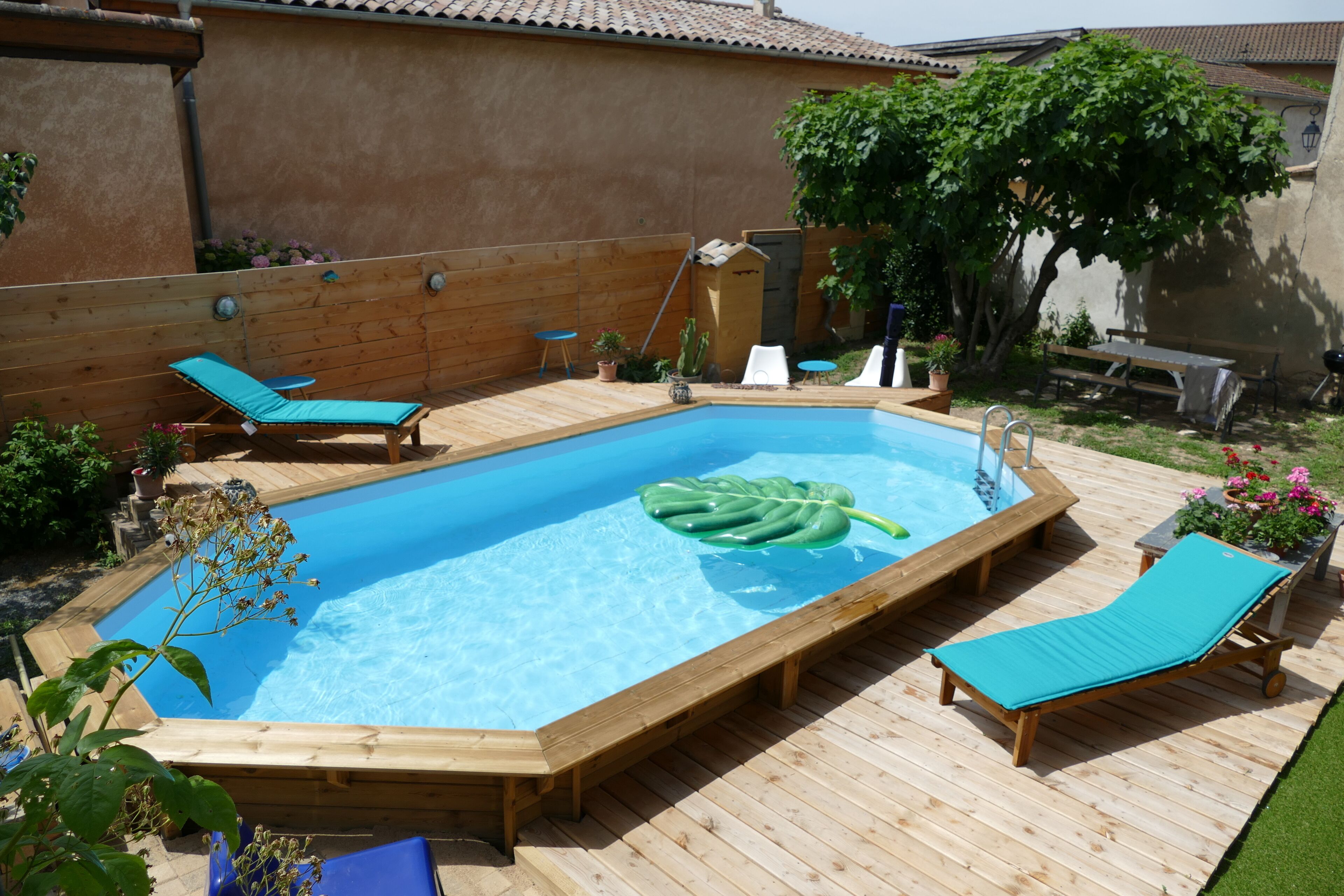 Sesongbasert utendørsbasseng og solsenger