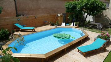 Sesongbasert utendørsbasseng og solsenger