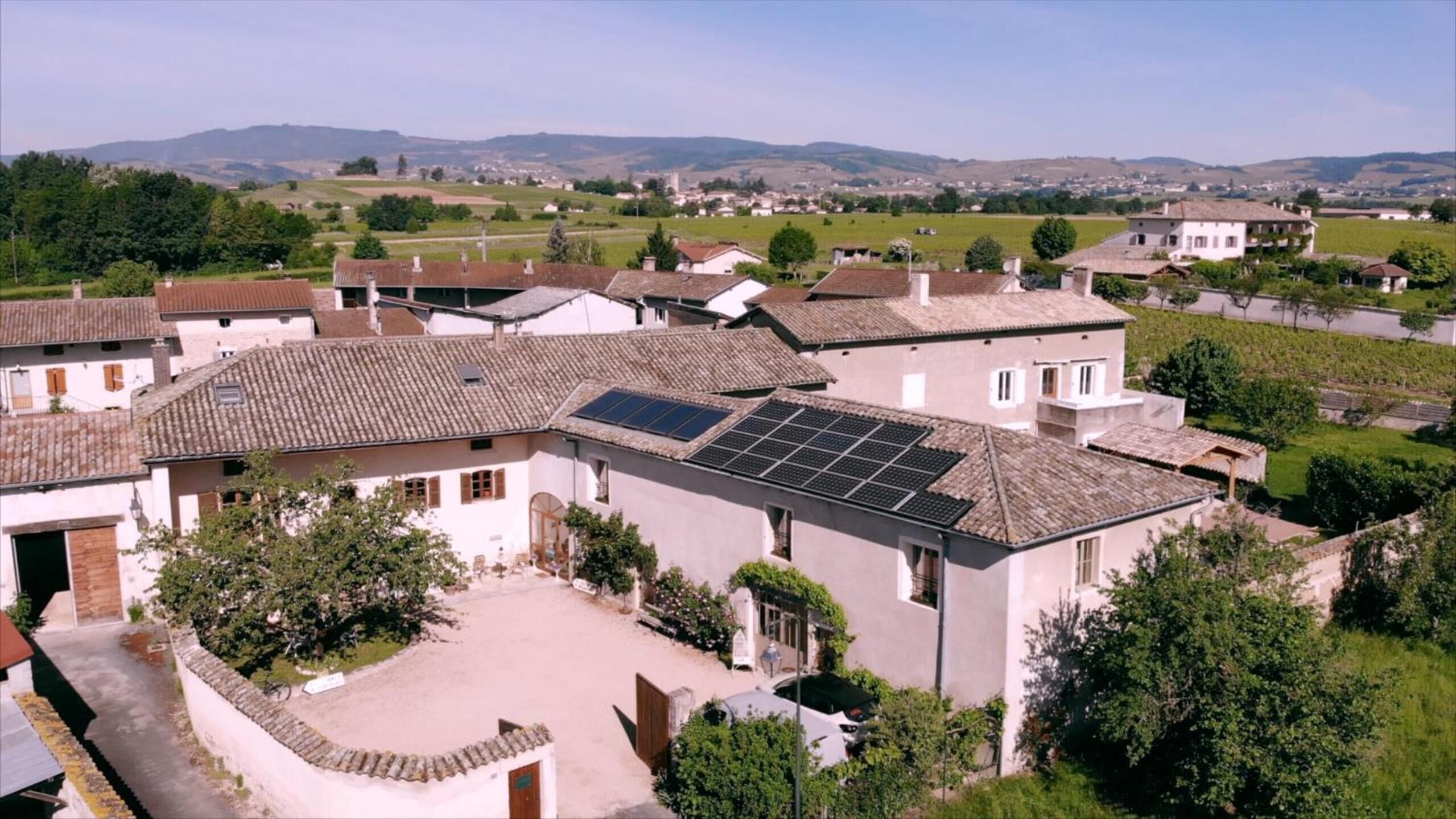 Un barrio residencial con arquitectura tradicional, casas con techos inclinados y paneles solares.