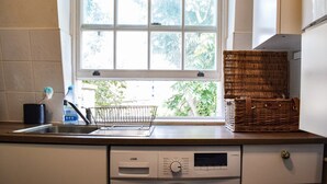 Apartamento (1 Bedroom) | Cocina privada | Frigorífico, microondas, horno y placa de cocina
