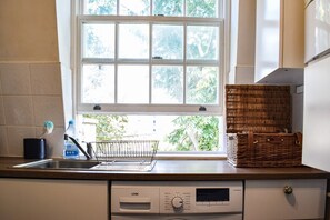 Appartement (1 Bedroom) | Cuisine privée | Réfrigérateur, micro-ondes, four, plaque de cuisson