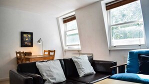 Apartamento (1 Bedroom) | Sala de estar | Una televisión