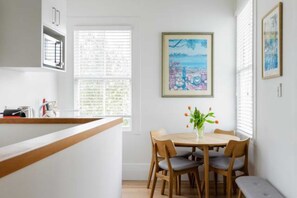 อพาร์ทเมนท์ (3 Bedrooms) | ครัวส่วนตัว | ตู้เย็น, ไมโครเวฟ, เตาประกอบอาหาร, เครื่องล้างจาน
