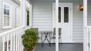 Apartment (3 Bedrooms) | Balcony