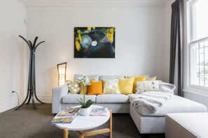 อพาร์ทเมนท์ (3 Bedrooms) | ห้องนั่งเล่น | ทีวี