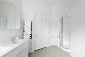 Appartement (3 Bedrooms) | Badkamer | Een douche, gratis toiletartikelen, een haardroger, handdoeken