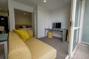 Apartment (1 Bedroom) | Living room | TV - Cosy Renovated 1 Bedroom Apartment in CBD Hotel (Auckland)