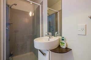 Appartement (1 Bedroom) | Salle de bain | Douche, articles de toilette (gratuits), serviettes fournies, savon