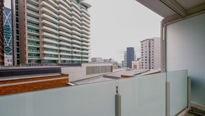 A modern building with a glass balcony and a view of other high-rise buildings. - Cosy Renovated 1 Bedroom Apartment in CBD Hotel (Auckland)