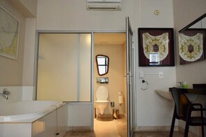 Apartment (1 Bedroom) | 1 bedroom, laptop workspace, iron/ironing board, free WiFi - Stylish Apartment with Rooftop Pool & City Views (Cape Town)