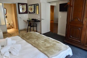 Apartment (1 Bedroom) | 1 bedroom, laptop workspace, iron/ironing board, free WiFi