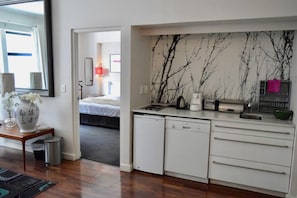 شقة (1 Bedroom) | مطبخ خاص | ثلاجة/مجمد بحجم كبير، ميكروويف، موقد طهي مسطح، غسالة أ طباق