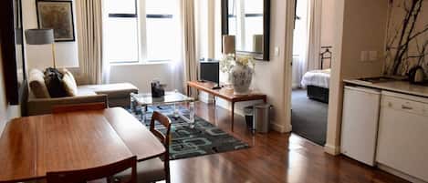 Apartemen (1 Bedroom) | Ruang keluarga | Televisi 20-inci dengan saluran TV digital