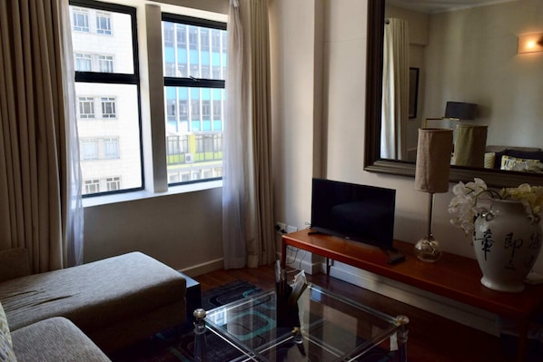 شقة (1 Bedroom) | 1 غرفة نوم ومساحة عمل للكمبيوتر المحمول ومكواة/لوح كي وواي فاي مجانًا