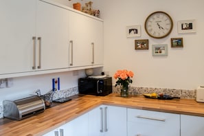 Oven, stovetop, cookware/dishes/utensils