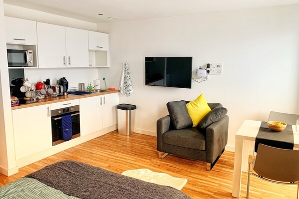 Studio (0 Bedroom) | Laptop workspace, iron/ironing board, free WiFi, bed sheets