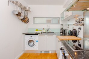 Apartment (2 Bedrooms) | Private kitchen | Microwave, oven, stovetop, dishwasher