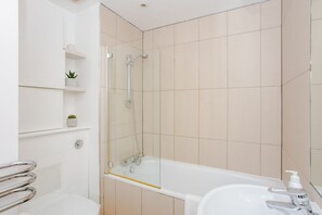 Apartment (2 Bedrooms) | Bathroom