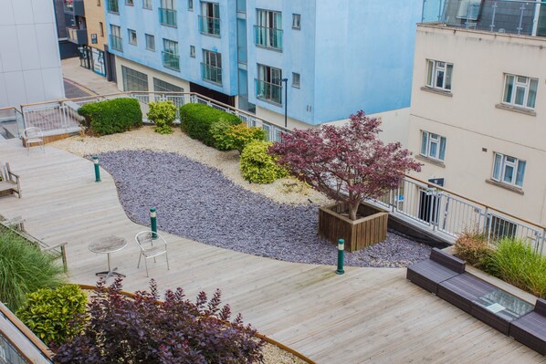Property grounds - Light and Spacious 2 Bedroom Flat on Regents Canal (London)
