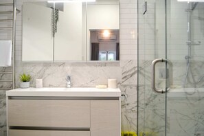 House (2 Bedrooms) | Bathroom | Shower, free toiletries, hair dryer, towels - Heritage, Renovated 2 Bedroom Ponsonby Villa (Auckland)