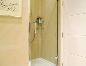 Towels - Well-appointed 2 Bedroom East London Flat (London)