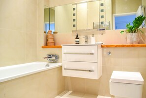 Towels - Well-appointed 2 Bedroom East London Flat (London)