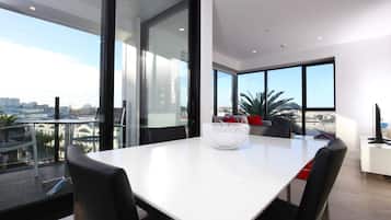 Apartamento (2 Bedrooms) | Cozinha privada | Geladeira grande, micro-ondas, fogão, cooktop