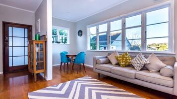 House (2 Bedrooms) | Living room