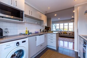 House (2 Bedrooms) | Private kitchen | Fridge, microwave, oven, stovetop - Sunny, Character 2 Bedroom Home - Mission Bay (Auckland)
