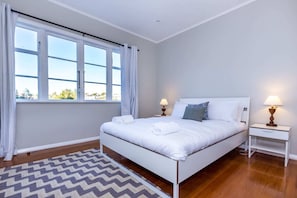 House (2 Bedrooms) | 2 bedrooms, desk, laptop workspace, iron/ironing board - Sunny, Character 2 Bedroom Home - Mission Bay (Auckland)