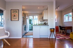 House (2 Bedrooms) | Private kitchen | Fridge, microwave, oven, stovetop - Sunny, Character 2 Bedroom Home - Mission Bay (Auckland)
