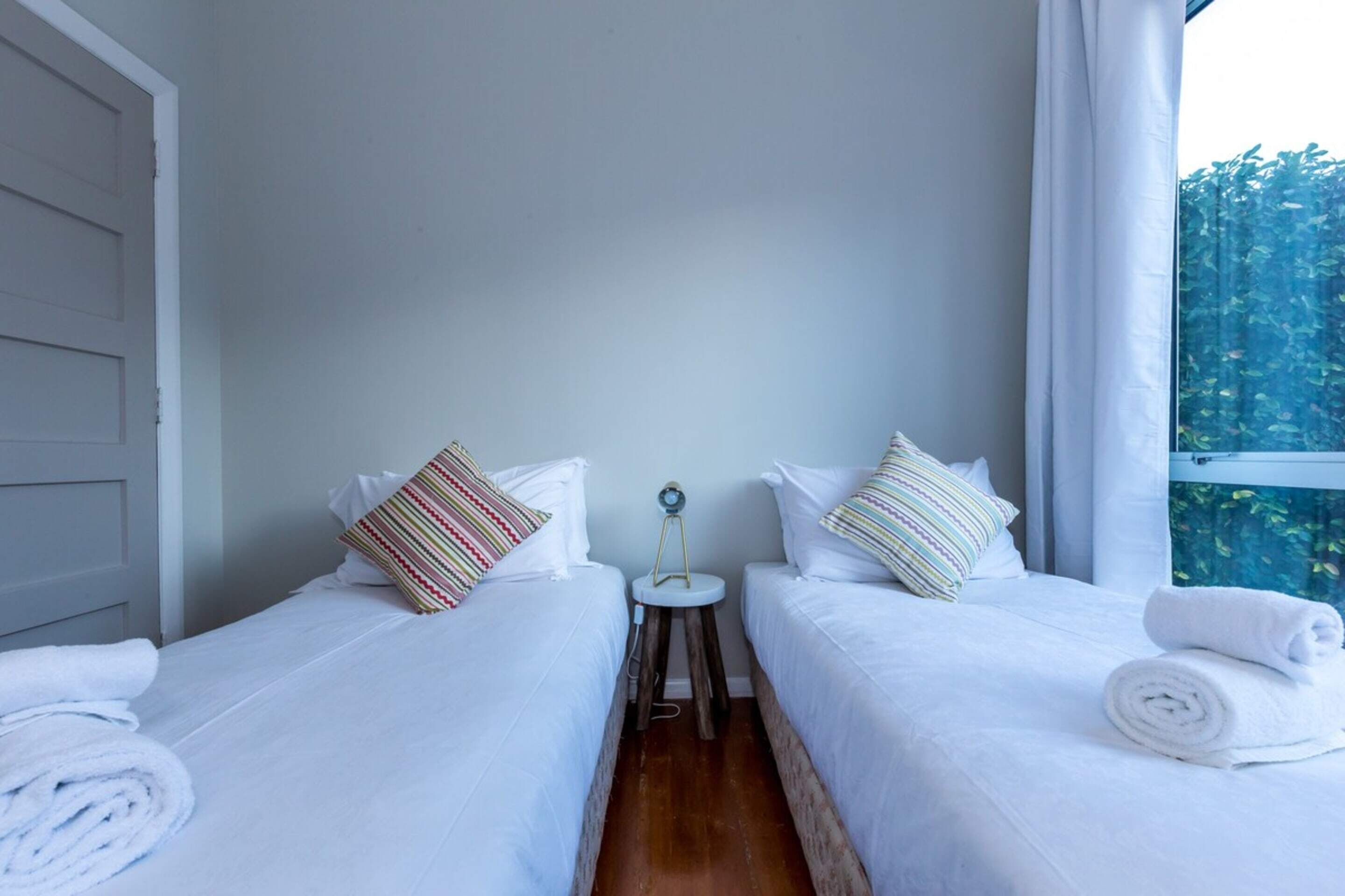 2 habitaciones, escritorio y espacio para trabajar con laptop 