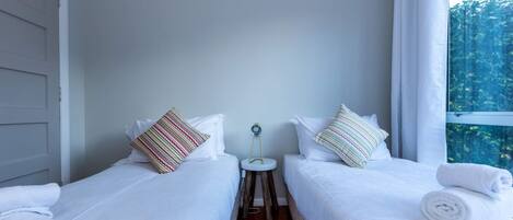 2 habitaciones, escritorio y espacio para trabajar con laptop