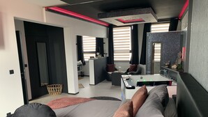 Une chambre à coucher moderne avec un grand lit, un bureau et un miroir.