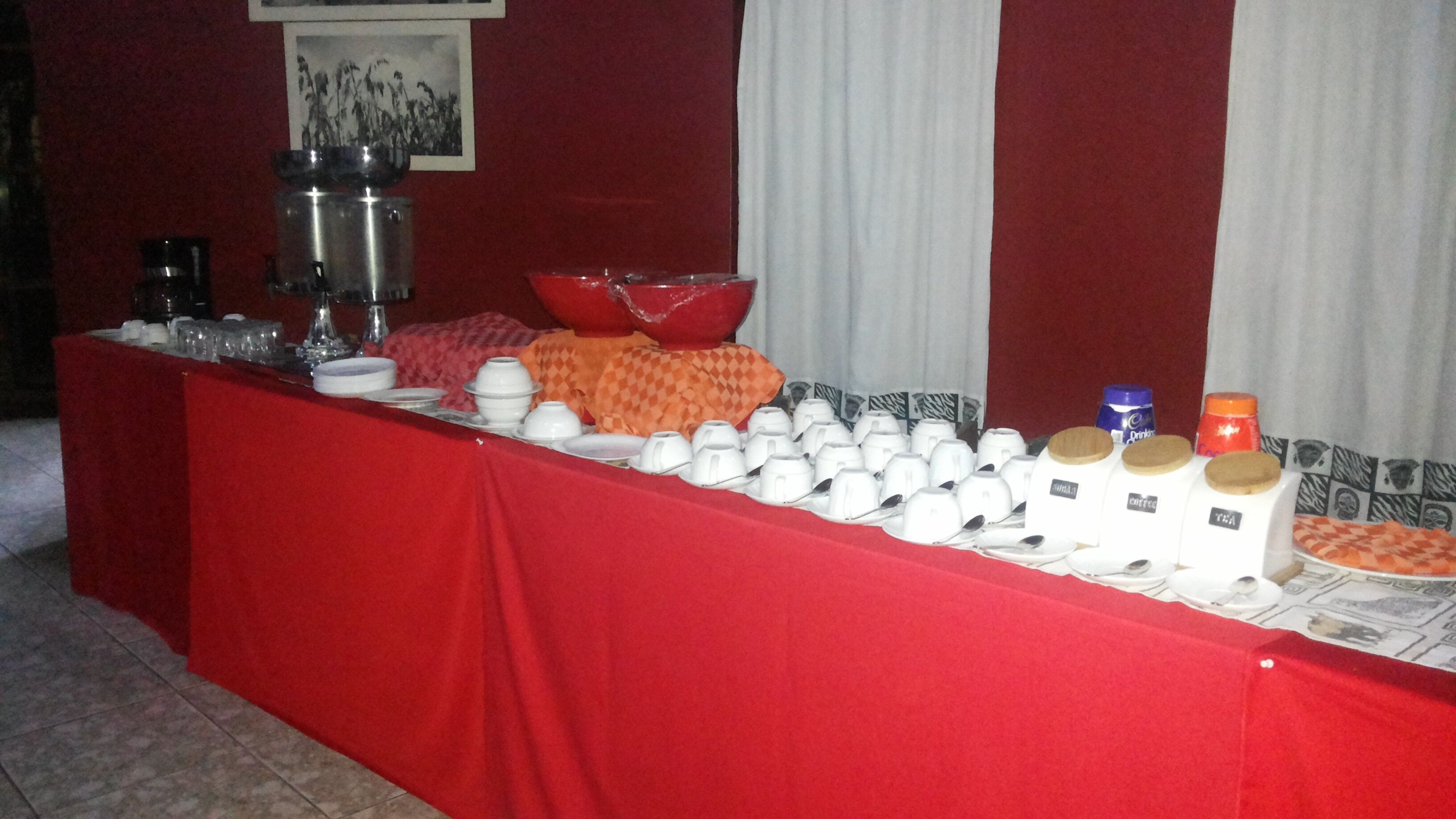 Una mesa de buffet con diversos platos y bebidas.