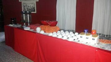 Una mesa de buffet con diversos platos y bebidas.