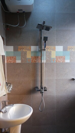 Shower, rainfall showerhead, designer toiletries, slippers - Tripplex Hotel (Arua)