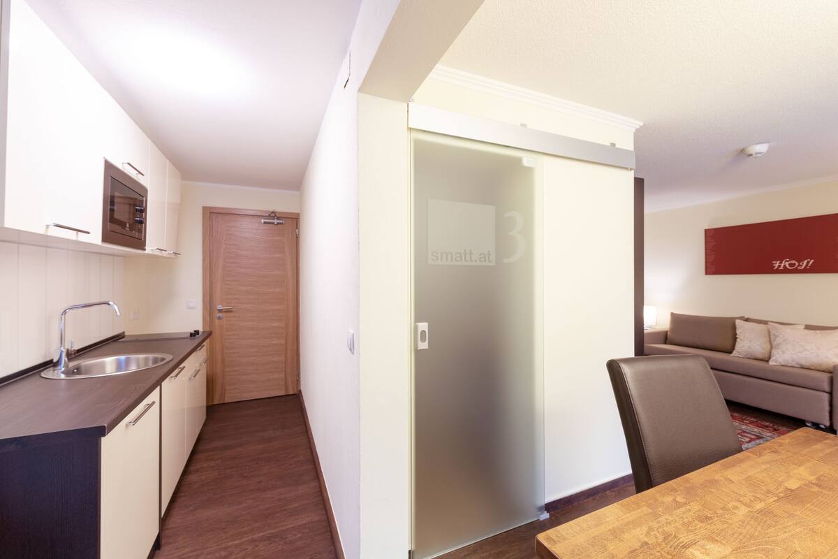 ملاءات للفراش لا تسبب الحساسية وخزنة داخل الغرفة وتجهيزات عازلة للصوت