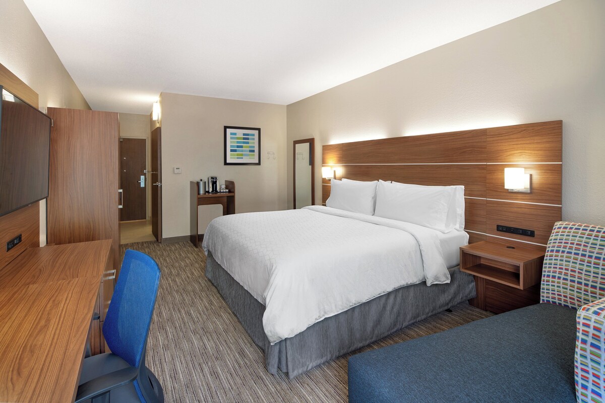 In-room safe, desk, laptop workspace, blackout drapes