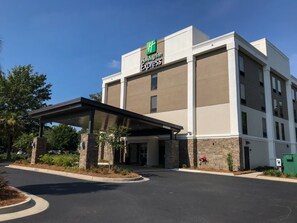 A Holiday Inn Express building with a covered entrance, stone pillars, and a clear sky. - Holiday Inn Express Statesboro by IHG (Statesboro)