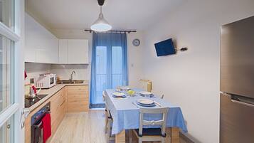 Apartment, 2 Bedrooms (Elegant Pol's Loft) | Dapur peribadi | Peti sejuk/penyejuk beku saiz penuh, ketuhar gelombang mikro, ketuhar