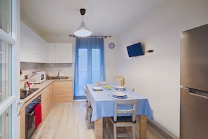 LÀgenhet - 2 sovrum (Elegant Pol's Loft) | Eget kök | Stort kylskÄp, mikrovÄgsugn, ugn och spishÀll