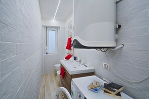 Douche, sèche-cheveux, bidet, serviettes fournies