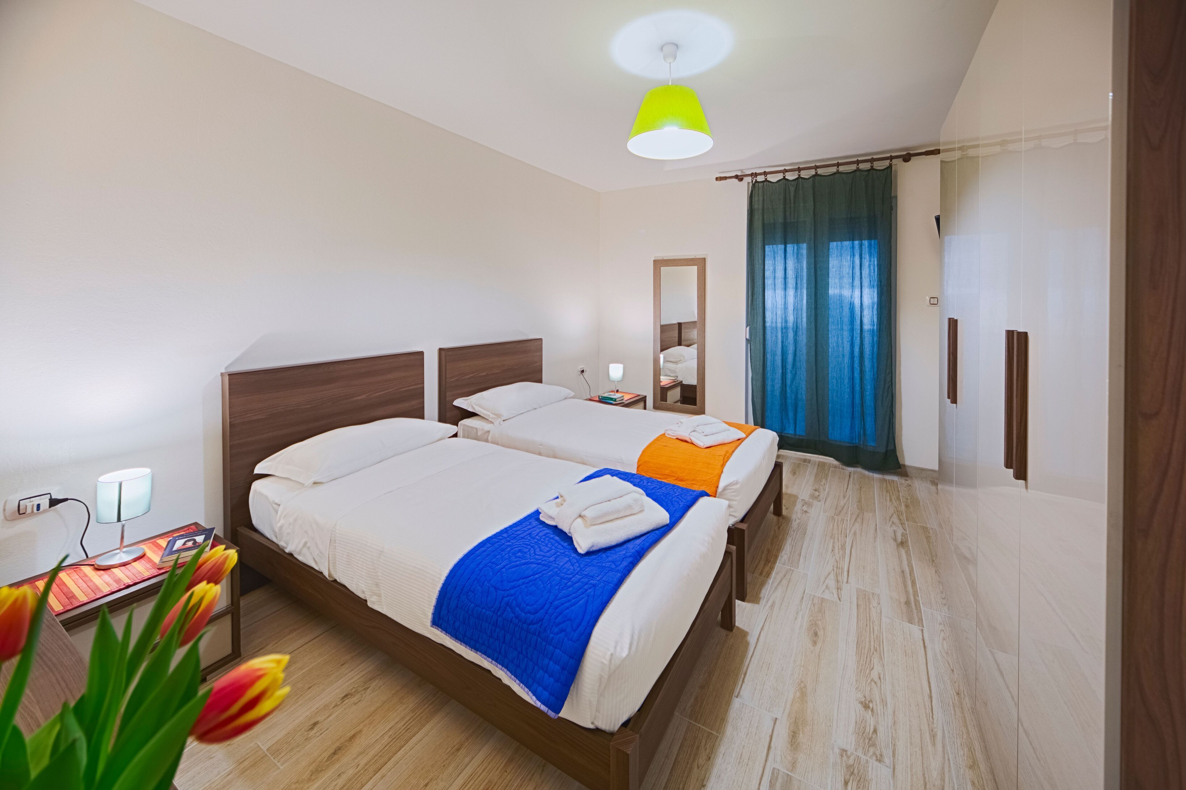 Apartment, 2 Bedrooms (Elegant Pol's Loft) | 2 bilik tidur, dihias secara berasingan 