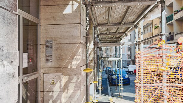 A narrow corridor with a metal roof, a fire warning sign, and a building number 17. - Elegant Pol's Loft  (Trieste)