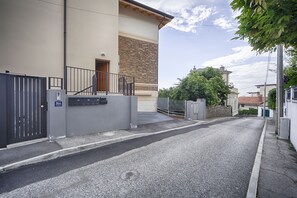 Pintu masuk properti