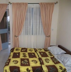 Phòng đôi Deluxe | Bàn, màn/rèm cản sáng, truy cập Internet không dây miễn phí