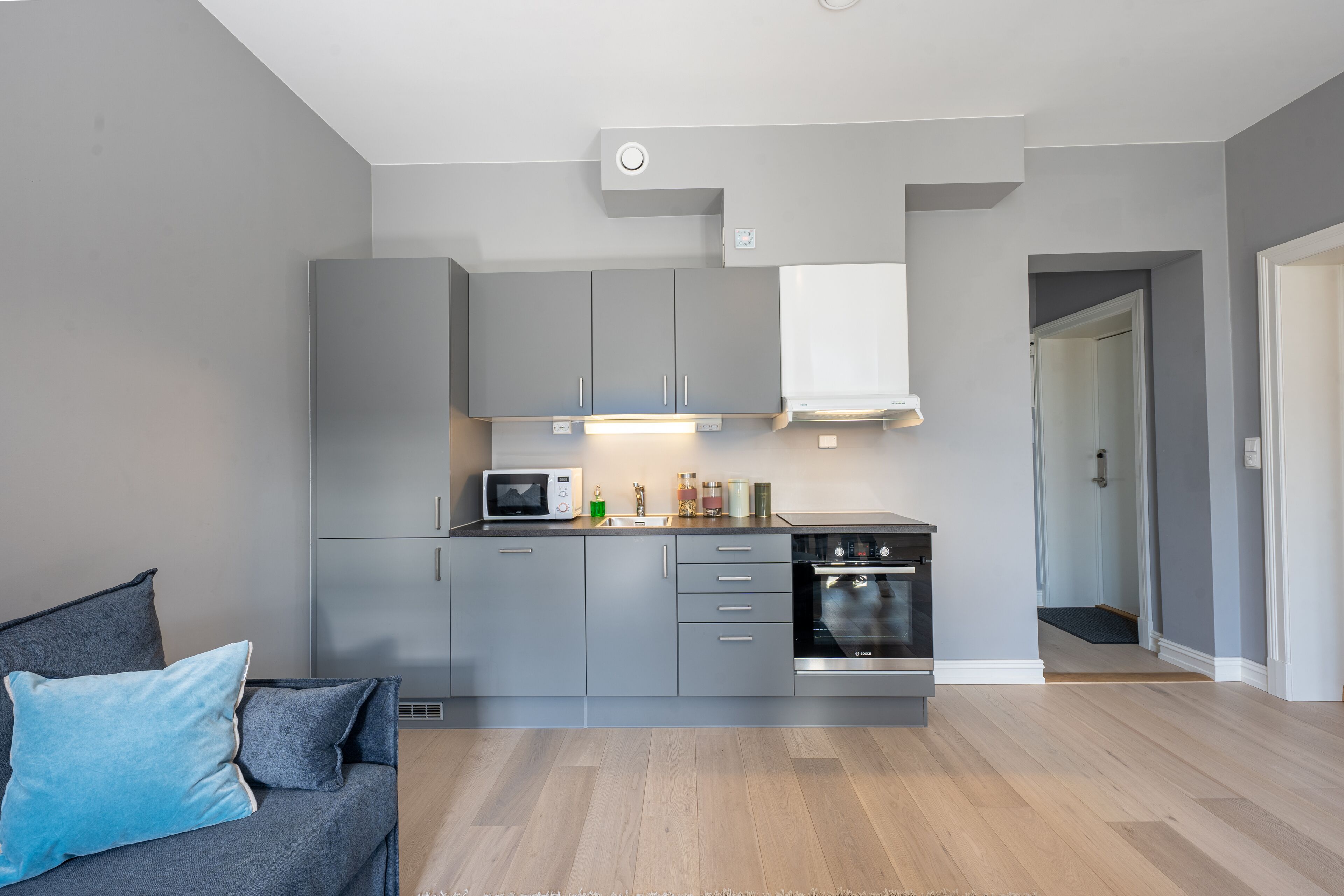 Kjøleskap, mikrobølgeovn, ovn og kokeplater