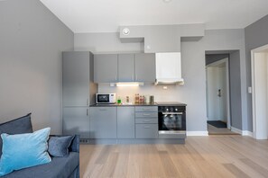 Frigorífico grande, microondas, horno y placa de cocina