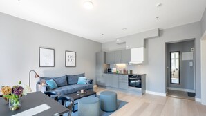 A modern apartment with a living room, dining area, and kitchen. - Forenom Serviced Apartments Schous Plass (Oslo)